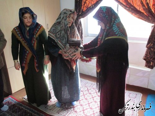 دیدار فرماندار ترکمن و امام جمعه با خانواده شهدای روستای نیازآباد