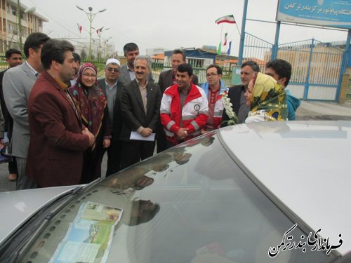 فرماندار شهرستان ترکمن به اولین مسافران نوروزی بندرترکمن خوشآمد گفت