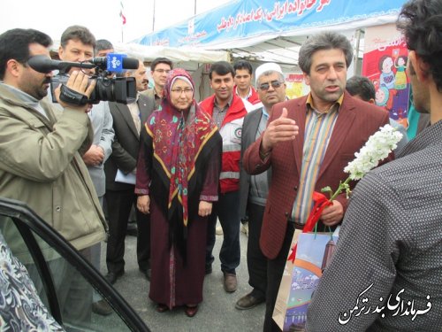 فرماندار شهرستان ترکمن به اولین مسافران نوروزی بندرترکمن خوشآمد گفت