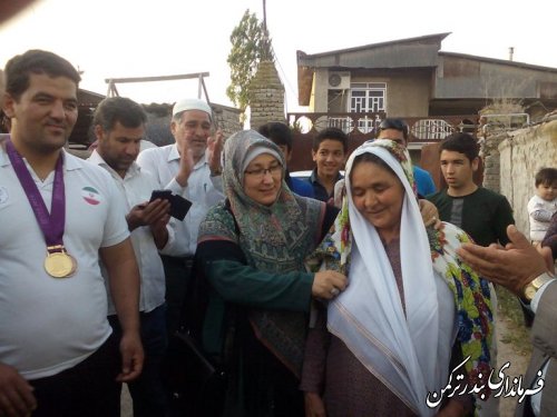 فرماندار ترکمن از خانواده نورمحمد آرخی ورزشکار قهرمان تجلیل کرد