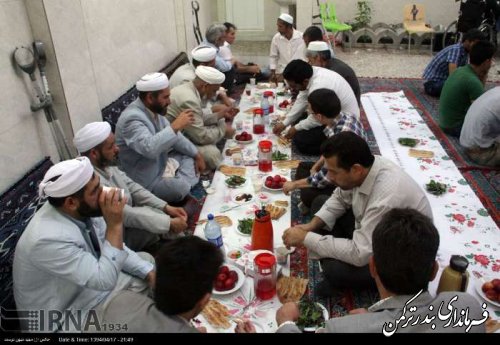 مسئولان شهرستان ترکمن در ضیافت افطار جوانان معلول