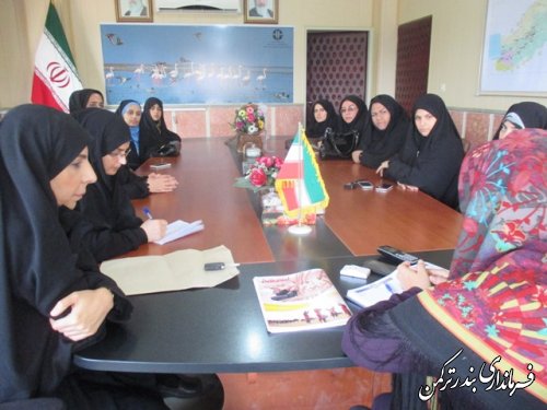 نشست فرماندار با بانوان شهرستان ترکمن به مناسبت روز دختر