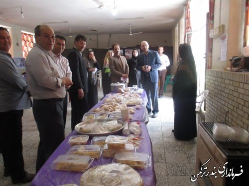 بازدید فرماندار از جشنواره فروش غذاهای سنتی و صنایع دستی