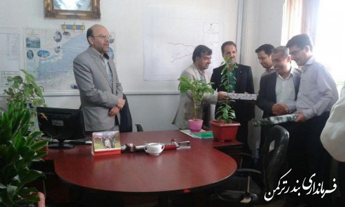 تجلیل رئیس اداره محیط زیست شهرستان ترکمن از دوتن از کارکنان فرمانداری