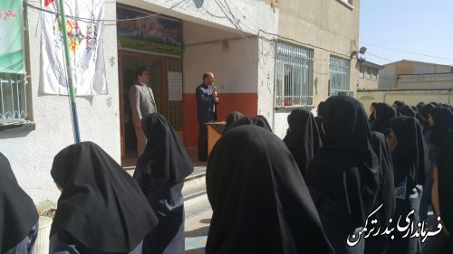 حضور فرماندار در دبیرستان دخترانه 13 آبان شهرستان ترکمن