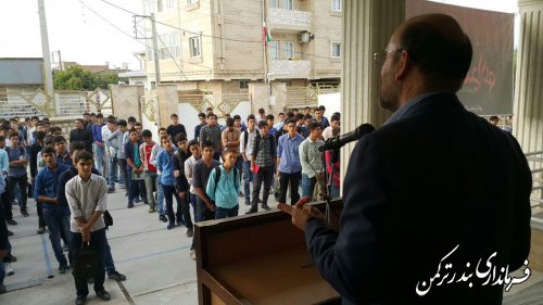 حضور فرماندار در دبیرستان شهید مختومقلی شهرستان ترکمن