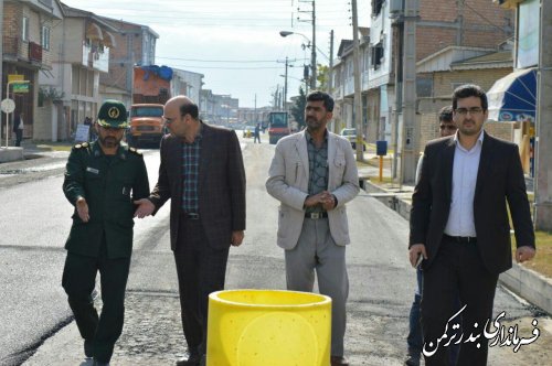 بازدید فرماندار از روند اجرایی پروژه روکش آسفالت خیابان امیرکبیر شهر بندر ترکمن