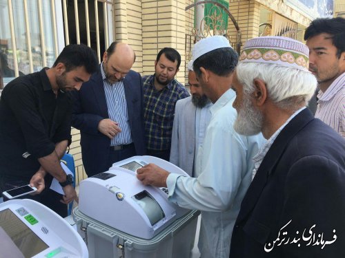 حضور فرماندار در مانور آموزش تمام الکترونیکی انتخابات در محل مسجد قبا