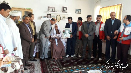 دیدار فرماندار و مسئولین شهرستان ترکمن با خانواده شهدا