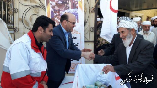 حضور فرماندار در پایگاه جمع آوری کمک های مردمی هلال احمر شهرستان ترکمن