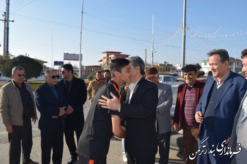 استقبال سرپرست فرمانداری از قهرمان نونهال تورنمنت فوتبال پایه شهرستان ترکمن
