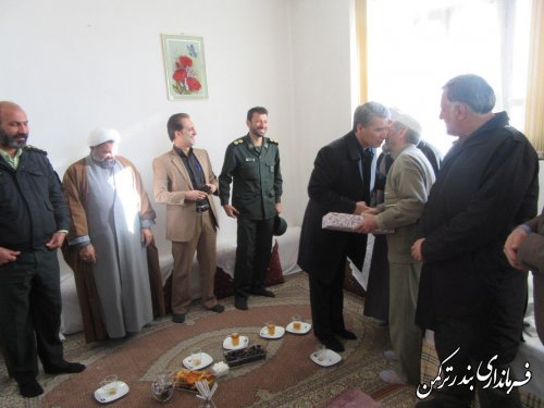 دیدار سرپرست فرمانداری و مسئولین شهرستان ترکمن با خانواده شهدا