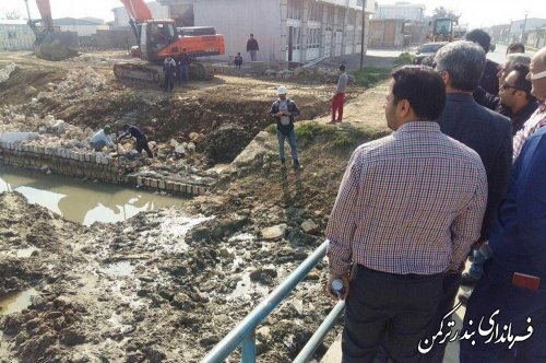 بازدید فرماندار از پروژه احداث زهکشی کانال اورکت حاجی در شمال شهر بندر ترکمن