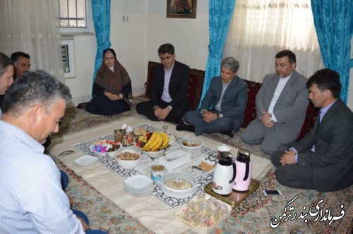  دیدار فرماندار ترکمن با خانواده شهیده نازقلچی