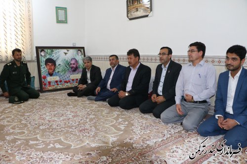 دیدار فرماندار و مسئولین شهرستان ترکمن با خانواده های شهدا