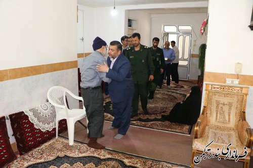 دیدار فرماندار و مسئولین شهرستان ترکمن با خانواده های شهدا