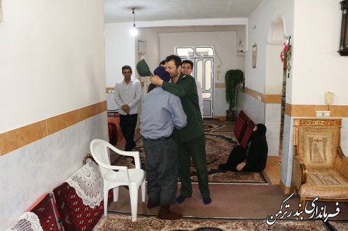 دیدار فرماندار و مسئولین شهرستان ترکمن با خانواده های شهدا 