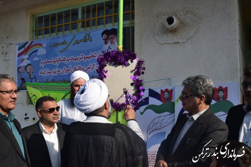 زنگ بازگشایی مدارس شهرستان ترکمن به دست فرماندار نواخته شد