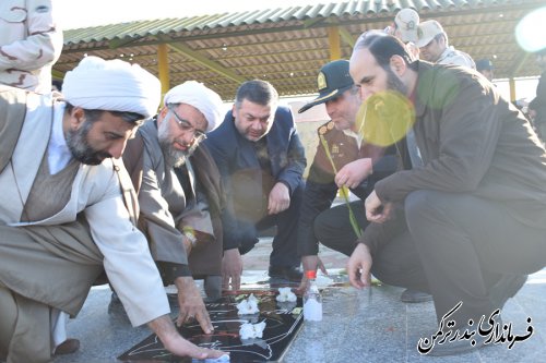 غباروبی و عطر افشانی مزار شهدای شهرستان ترکمن