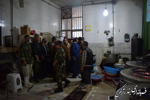 بازدید فرماندار ترکمن از محل جمع آوری کمک های مردمی به سیل زدگان واقع در مسجد جامع شهرستان