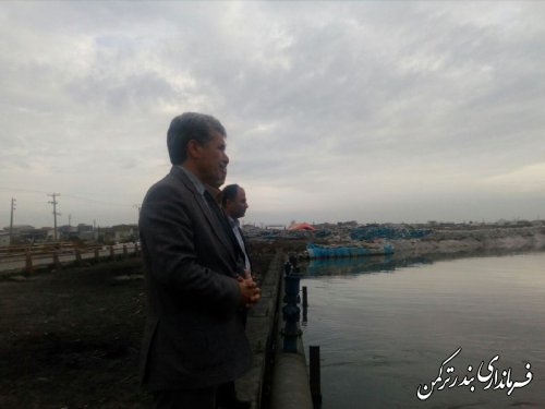 پیگیری روند هدایت سیلاب از دهانه پل نیاز آباد توسط فرماندار ترکمن