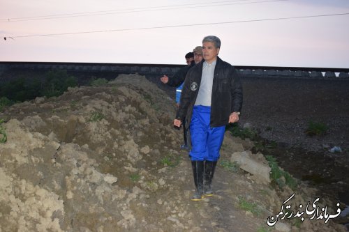 پیگیری روند هدایت سیلاب به سمت دریا در شهرستان ترکمن توسط فرماندار