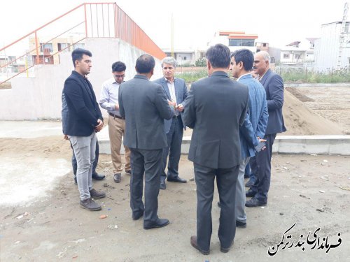 بازدید فرماندار بندر ترکمن از روند آماده سازی زمین والیبال ساحلی شهرستان