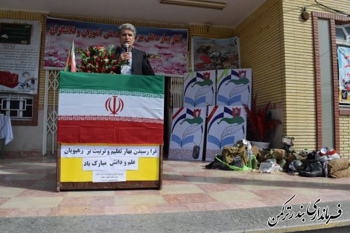 مراسم متمرکز  بازگشایی مدارس و هفته دفاع مقدس در شهرستان ترکمن برگزار شد