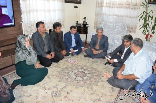 دیدار فرماندار ترکمن و مدیرکل سیاسی، انتخابات و تقسیمات کشوری استانداری با خانواده شهید و جانباز دفاع مقدس 