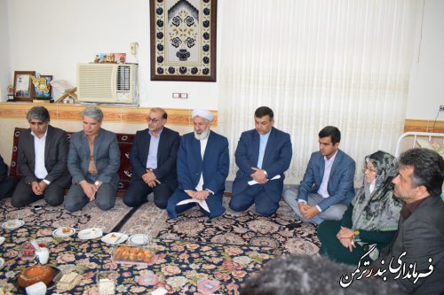 دیدار فرماندار ترکمن و مدیرکل سیاسی استانداری با خانواده شهید و جانباز دفاع مقدس