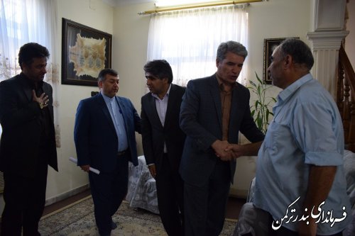 دیدار فرماندار ترکمن و مدیرکل سیاسی، انتخابات و تقسیمات کشوری استانداری با خانواده شهید و جانباز دفاع مقدس 