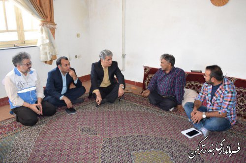 بازدید فرماندار ترکمن از منزل مددجوی بهزیستی و اهدای سبدکالا 