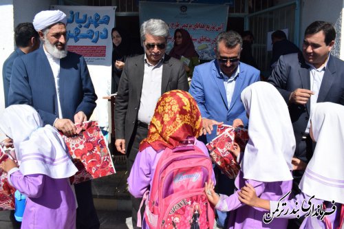 آئین توزیع هدایای مردمی طرح "مهربانی در مهر" در مناطق سیل زده شهرستان ترکمن برگزار شد