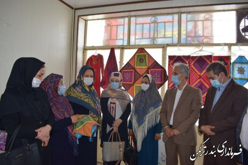 تجلیل سرپرست فرمانداری ترکمن از دو بانوی کارآفرین و خانواده موفق