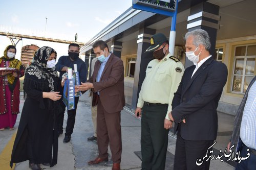 استقبال سرپرست فرمانداری ترکمن از مسافران ورودی به شهرستان در ایستگاه راه آهن بندرترکمن