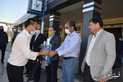 استقبال سرپرست فرمانداری ترکمن از مسافران ورودی به شهرستان در ایستگاه راه آهن بندرترکمن