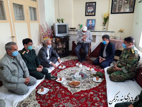 دیدار فرماندار و جمعی از مسئولین شهرستان ترکمن با خانواده شهید معزز" علی اکبر ناساری"