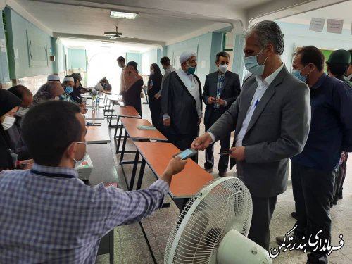 فرماندار ترکمن رای خود را به صندوق انداخت