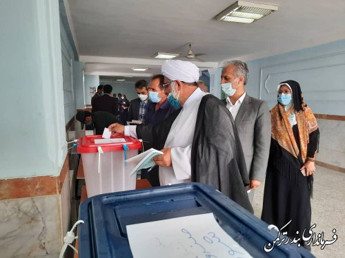 فرماندار ترکمن رای خود را به صندوق انداخت