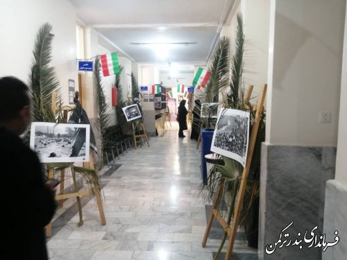 نمایشگاه عکس دفاع مقدس در دادگستری شهرستان ترکمن افتتاح شد
