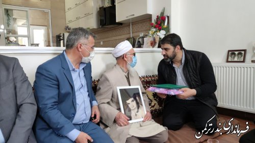 نماینده رئیس جمهور در شهرستان ترکمن با خانواده شهید آذری دیدار کرد