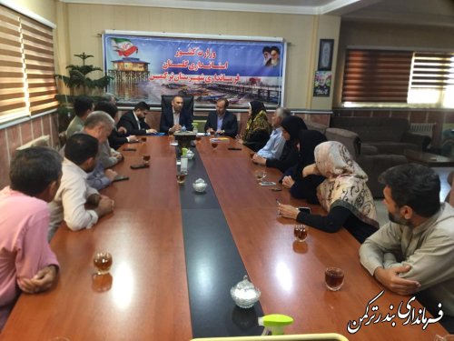 نشست صمیمی معاون توسعه مدیریت و منابع استاندار با کارکنان فرمانداری ترکمن