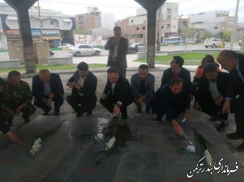 غبارروبی مزار شهدای بهشت فاطمه شهرستان ترکمن