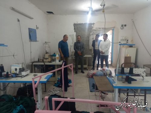 بازدید بخشدار مرکزی بندرترکمن از واحد تولیدی پوشاک در روستای خواجه لر