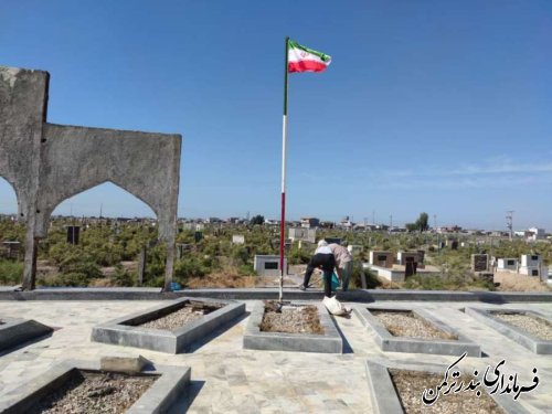 اهتزاز پرچم جمهوری اسلامی در گلزار شهدای روستای چاپاقلی بندرترکمن