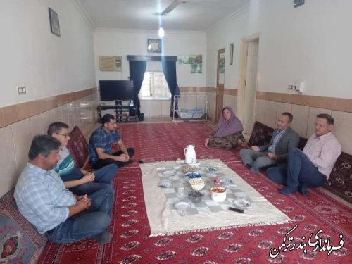 دیدار بخشدار مرکزی بندرترکمن با خانواده شهید وزیری در روستای آرخ کوچک