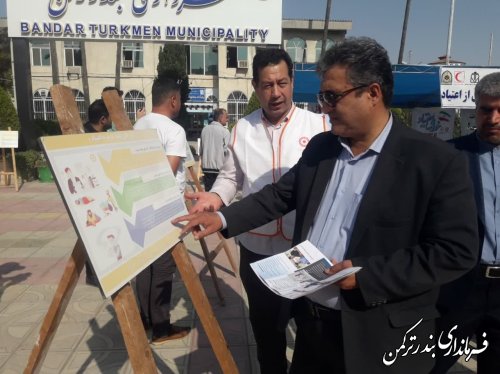 بازدید فرماندار ترکمن از نمایشگاه کارزار رسانه ای پیشگیری از اعتیاد
