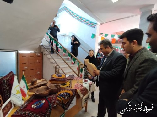 حضور فرماندار جعفری از نمایشگاه برگزار شده در دانشگاه پیام نور شهرستان ترکمن