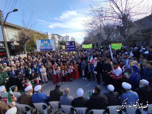 راهپيمايی ۲۲ بهمن با حضور پرشور مردم در بندرترکمن برگزار شد