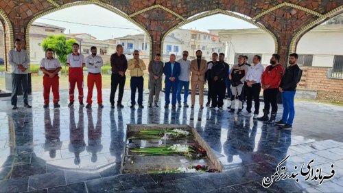 ادای احترام موتورسواران گلستان به مقام شامخ شهدای بندرترکمن